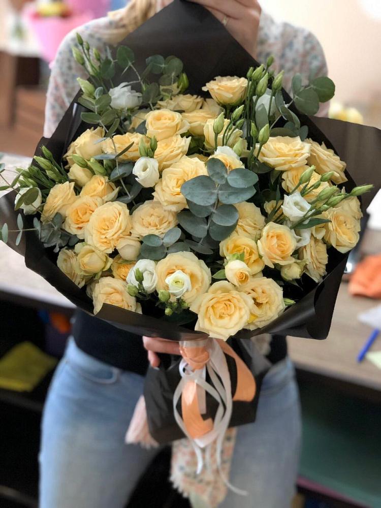 Букет цветов из: Розы и Лизиантусы в Гвазде