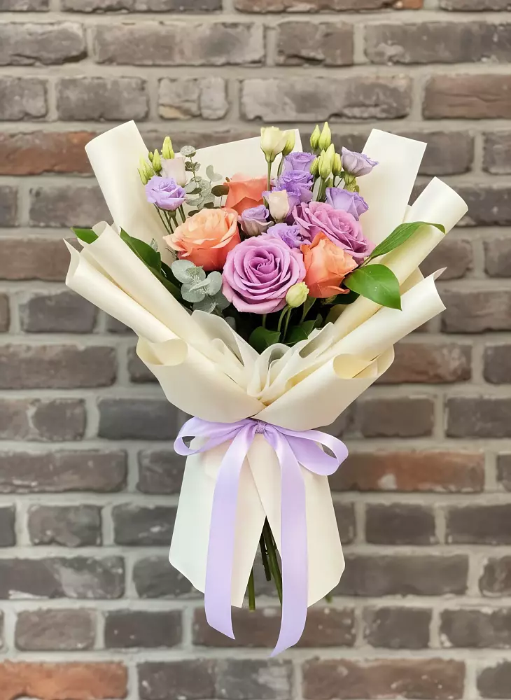 Букет цветов из: Лизиантусы и Розы в Гвазде