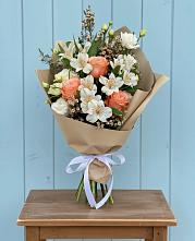 Букет цветов из:  Альстромерии, Лизиантусы, Розы и Хризантемы в Гвазде