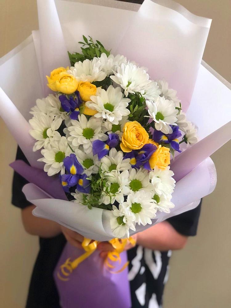 Букет цветов из: Ирисы, Хризантемы и Розы в Гвазде