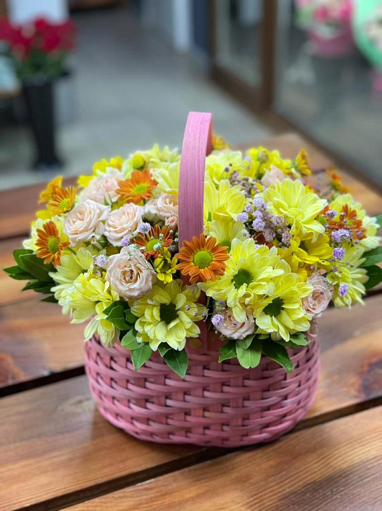 Цветочная композиция из Хризантемы и Розы в корзине в Гвазде