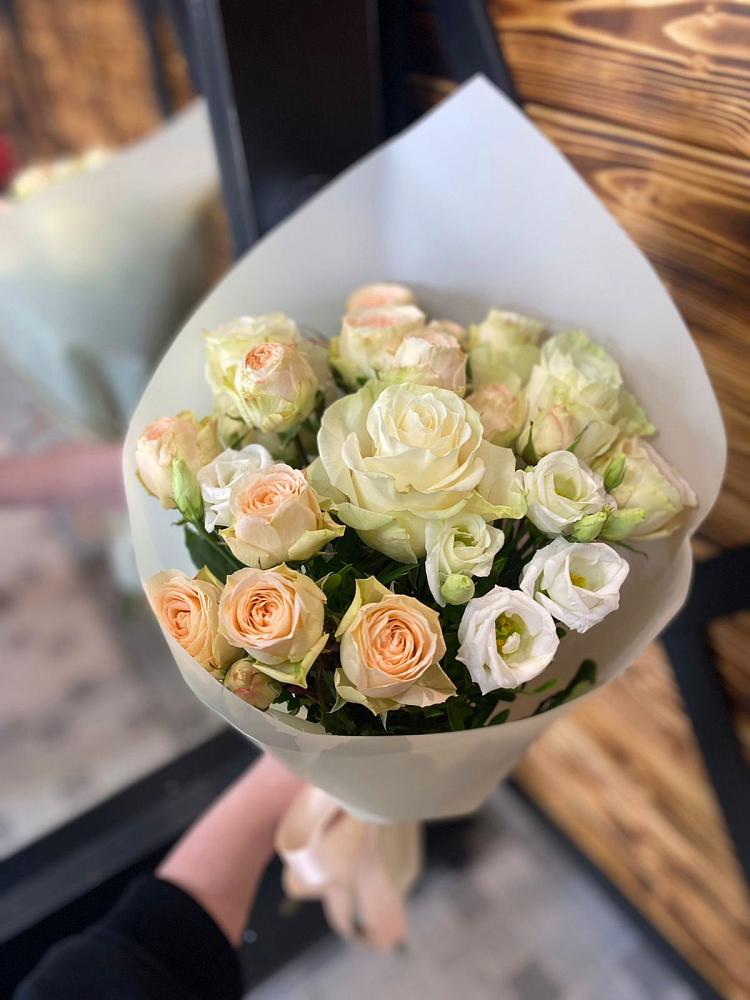 Букет цветов из: Розы и Лизиантусы в Гвазде